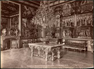 674 Palais de Fontainebleau. Le Salon de Reception des Reines Meres. X. Phot.