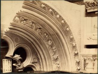 [Musee de Sculpture Comparee Anuienna Cathedrale de Laon enacment d’un Bose ou verte sur la face Occidentale due bras droit du transent. XIII e Siecle]