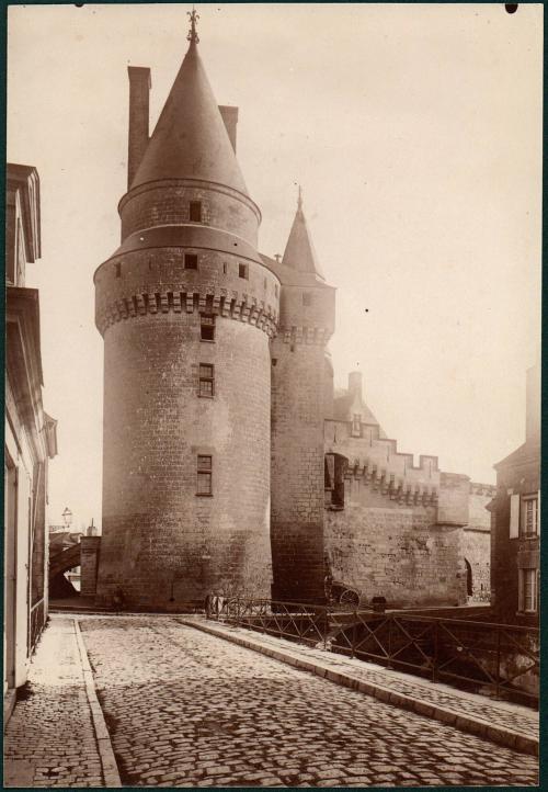[Architectural view detail, street scene]