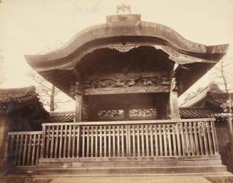 Enclosed temple gate