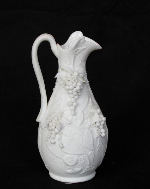 [Pear-shaped morning glory patterned parian pitcher]