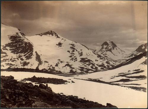 1392. Jotunheimen, Skarvdalseggen og Raudalstind fra Uladalen