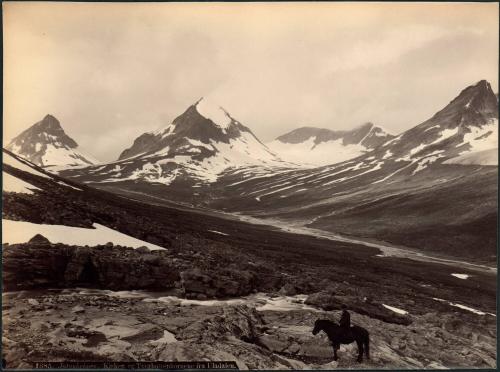 Jotunheimen. Kirken og Tverbottenhornene fra Uladalen