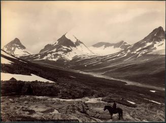 1385. Jotunheimen. Kirken og Tverbottenhornene fra Uladalen