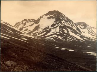 1387. Jotunheimen. Panorama of Kirken og Tverbottenhornene fra Uladalen