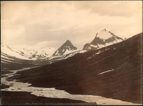 1387. Jotunheimen. Panorama of Kirken og Tverbottenhornene fra Uladalen