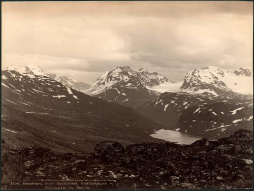 1398. Jotunheimen, Store Knuthustind, Svartdalspiggen og Slettamarkho fra Uladalen