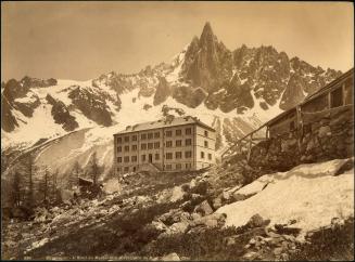 Chamonix-L’ Hotel du Montenvers et L’aiguille du Dru.
