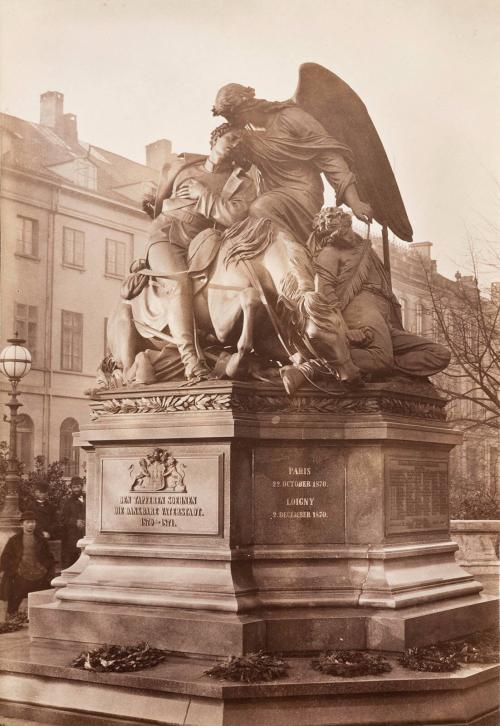 [Statue honoring “Den Tapperen Soehnen; die Dankbare Vaterstadt]