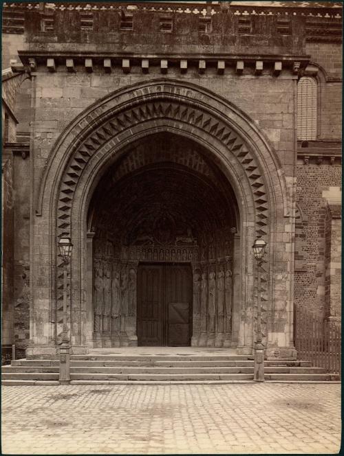 209 [title illegible,  entrance to Le Mans Cathedral. ] N.D. Phot.