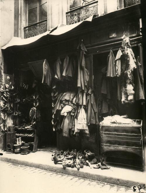 Brocanteur. 4 Rue de Anglais 