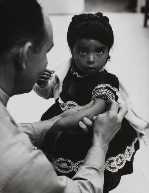 Immigration from Mexico to the USA: all people who come from Mexico and do not yet have a health pass must first go to the sanitary control waiting room. Hundreds of people are waiting here  every day - on some days their number is in the thousands - for medical check-ups. Those who come to the USA for a short visit as tourists are quickly cleared, while seasonal workers and immigrants, on the other hand, often have to spend a whole day here and subject themselves to strict tests. Numerous children are vaccinated, El Paso, Texas