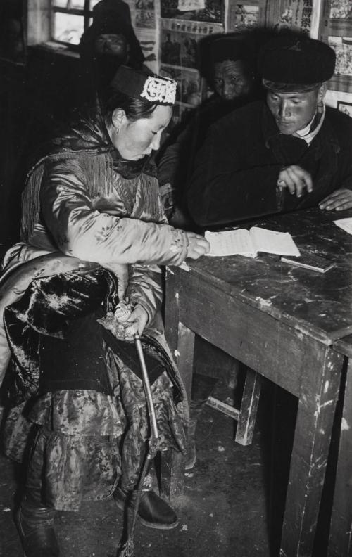 A bride and a groom register for marriage, China