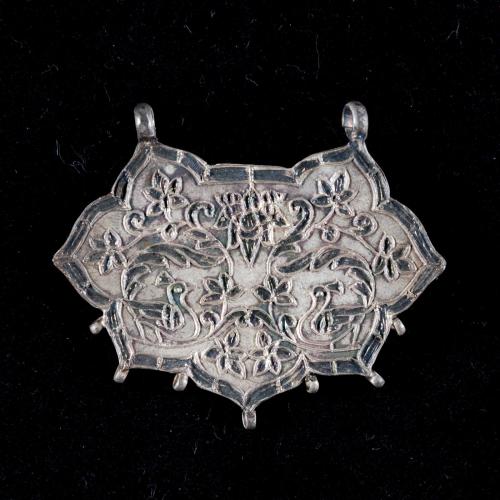 [Unfinished pendant]