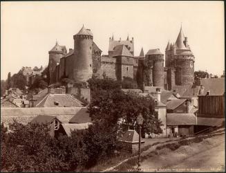 202. Chateau de Vitre, Vue  prise de la route de Rennes. N. D. Phot.