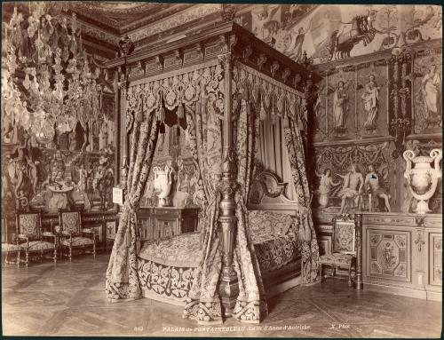 662. Palais de Fontainbleau. Le lit d’Anne d’ Autriche.. X. Phot.