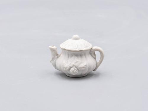 [Parian lidded toy teapot]